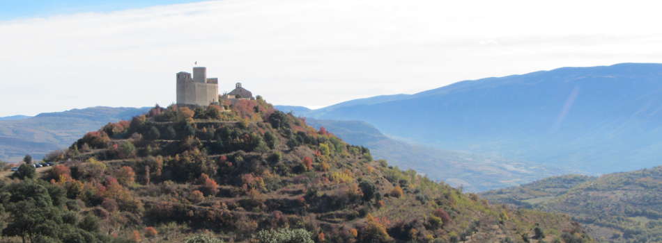 Fotografía del Castillo de Mur y su colegiata al otoño