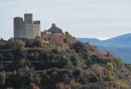 Fotografia del Castell de Mur i la col·legiata a la tardor